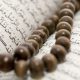 تسبیح بر روی صفحه قرآن